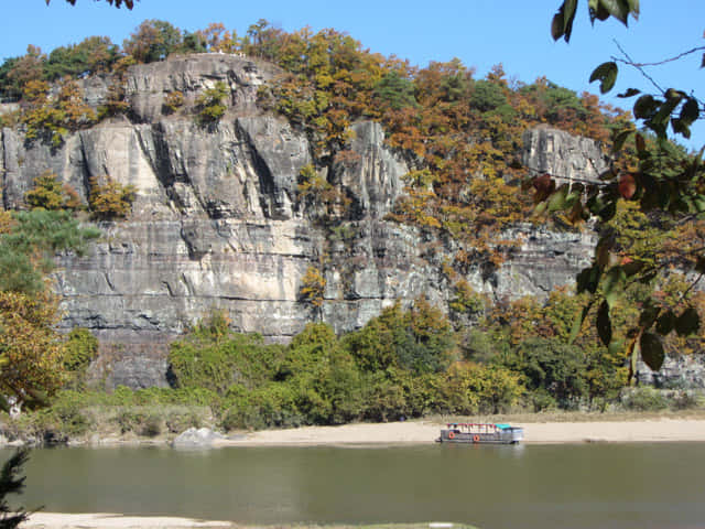 韓國安東河回村 小船停泊在洛東江對岸的芙蓉台下