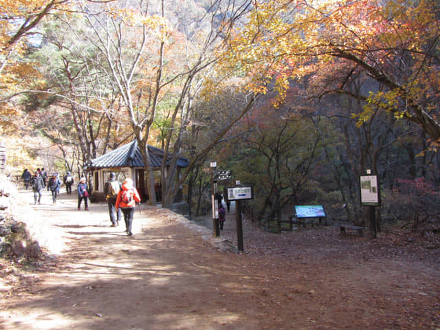 周王山國立公園 周王庵 (주왕암 Juwangam)、周王穴 (주왕굴 Juwanggul Cave)