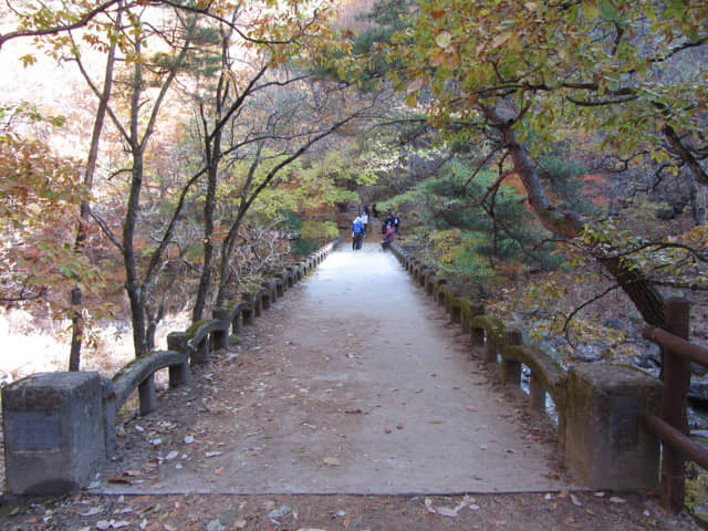 周王山國立公園 周王庵 (주왕암 Juwangam)、周王穴 (주왕굴 Juwanggul Cave)