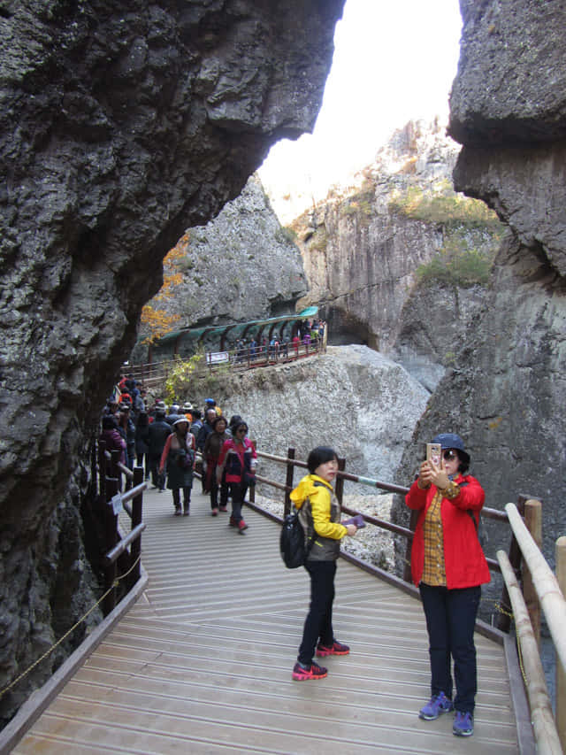 韓國周王山國立公園 巨石中木棧道