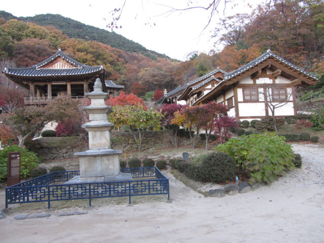 榮州浮石寺 三層石塔 (3 층석탑)、梵鐘樓 (범종루)