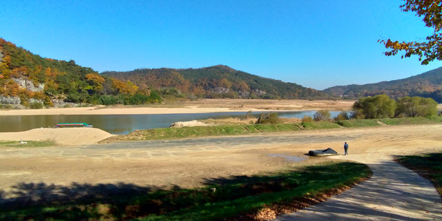 韓國安東河回村 往洛東江對岸芙蓉台 (부용대 Buyongdae) 的小船