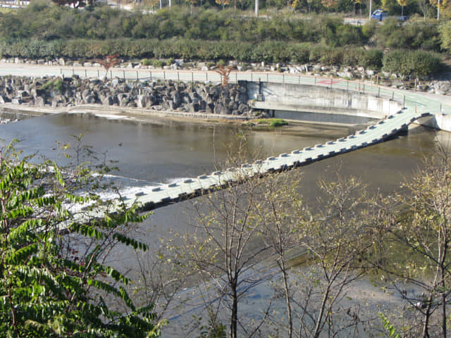 韓國榮州西川 堤堰行人步道