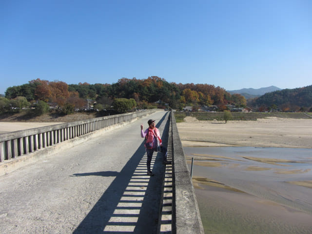 韓國榮州 水島村 橫躺西川兩岸的水島橋