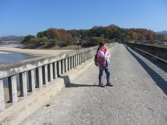 韓國榮州 水島村 橫躺西川兩岸的水島橋