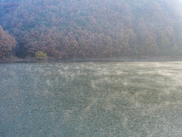 韓國丹陽 南漢江面 清晨輕煙裊裊景色