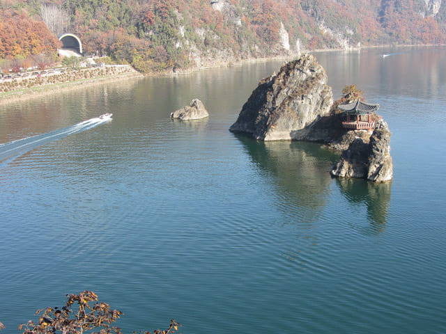 韓國丹陽 南漢江中的島潭三峰