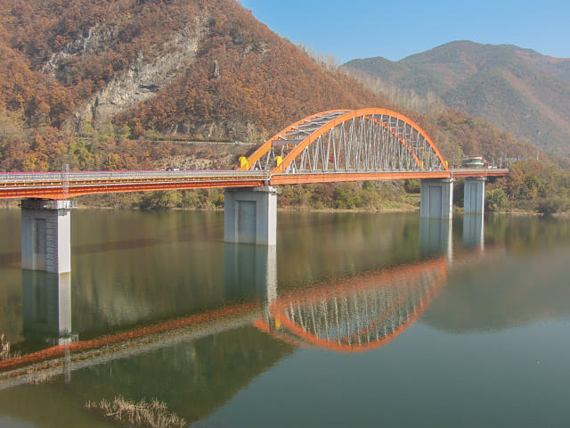 韓國丹陽 橫躺南漢江兩岸的古藪橋 (고수교)