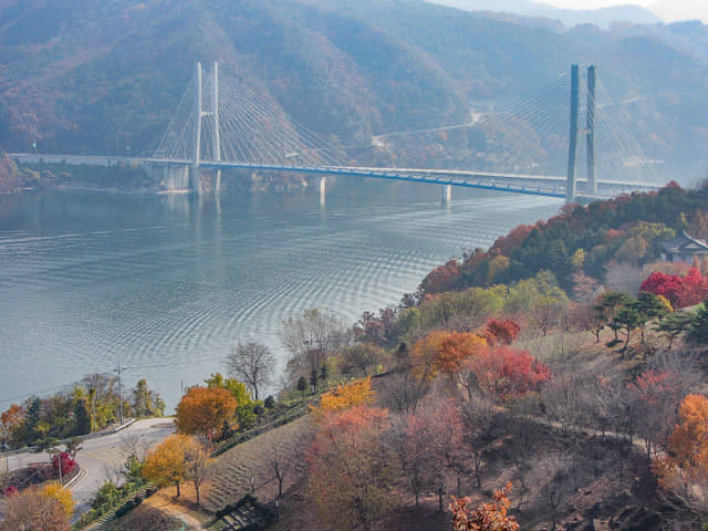 望月城俯瞰堤川清風文化財團地、忠州湖、清風大橋