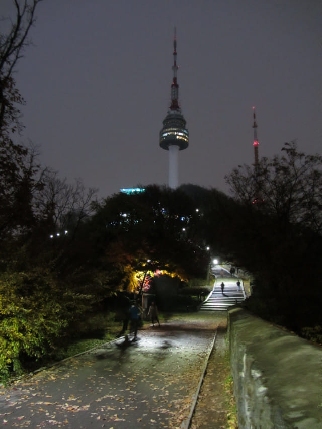 韓國首爾 南山公園 晚上的首爾城郭路