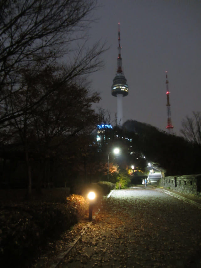 韓國首爾 南山公園 晚上的首爾城郭路 首爾塔