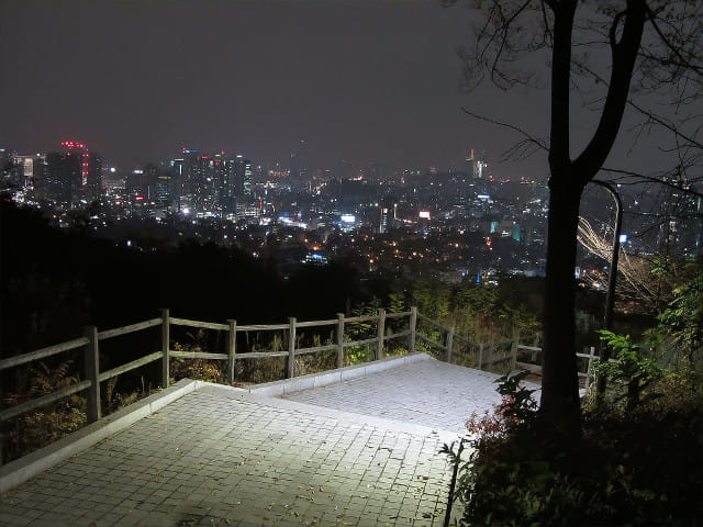 韓國首爾 南山公園 晚上的首爾城郭路