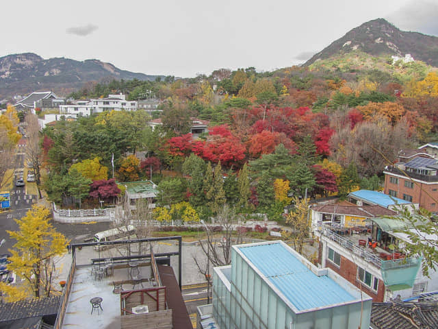 北村韓屋村 眺望三清洞、 北岳山紅楓葉、黃銀杏秋天景色