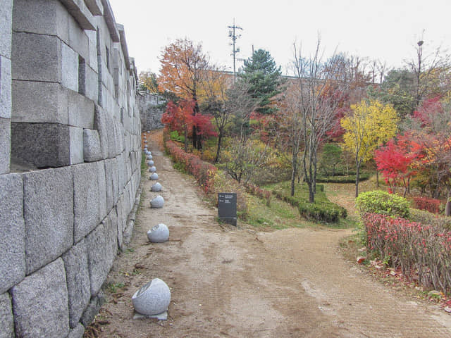 首爾城郭路北岳山段 秋天紅葉景色