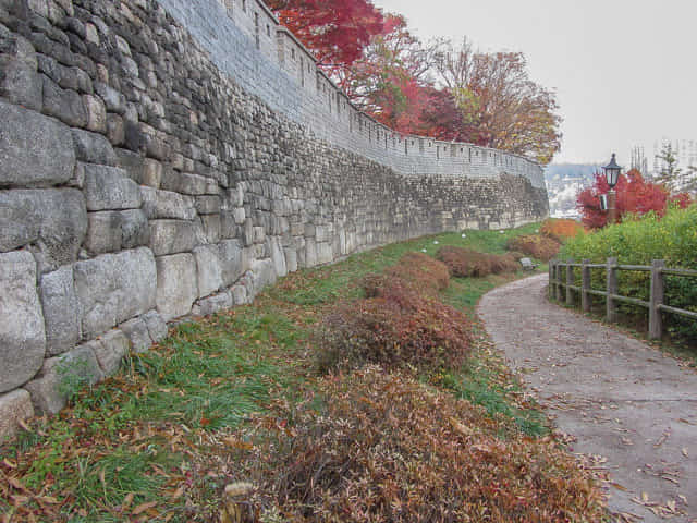 首爾城郭路駱山段 秋天紅葉景色