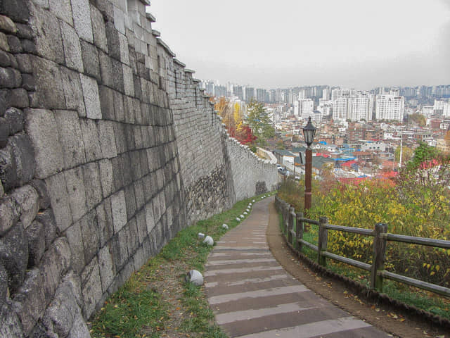 首爾城郭路駱山段 惠化門步行至駱山公園、東大門