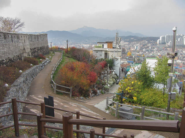 首爾城郭路駱山段 