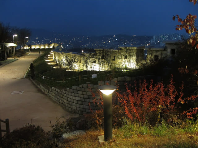 首爾城郭路駱山段 駱山公園晚上夜景