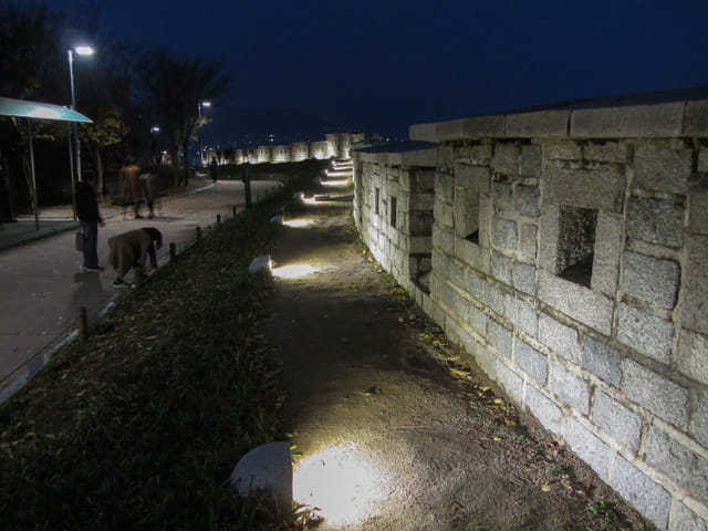 首爾城郭路駱山段 駱山公園晚上夜景