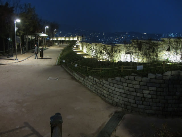 首爾城郭路駱山段 駱山公園晚上夜景