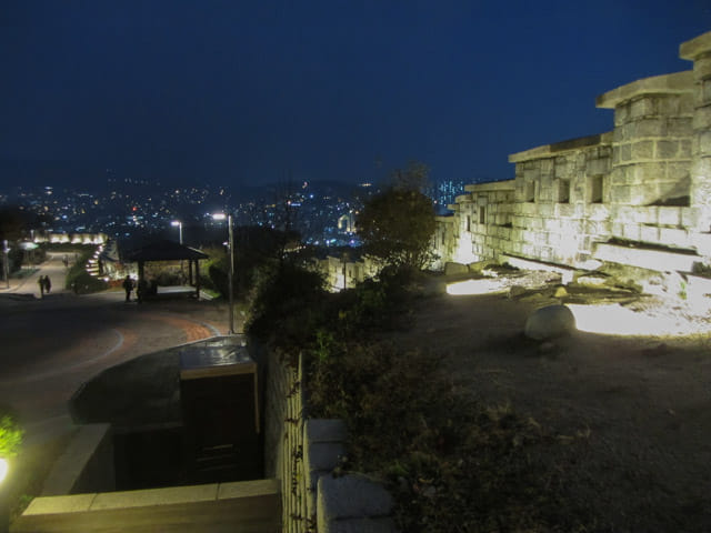 首爾城郭路駱山段 駱山公園展望台晚上夜景