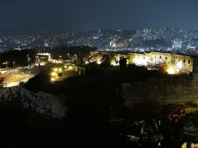 首爾城郭路駱山段 駱山公園展望台晚上夜景