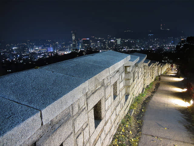 首爾城郭路駱山段 駱山公園晚上步行到東大門 (興仁之門) 