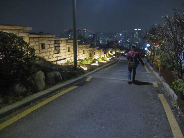 首爾城郭路駱山段 晚上步行到東大門 (興仁之門) 