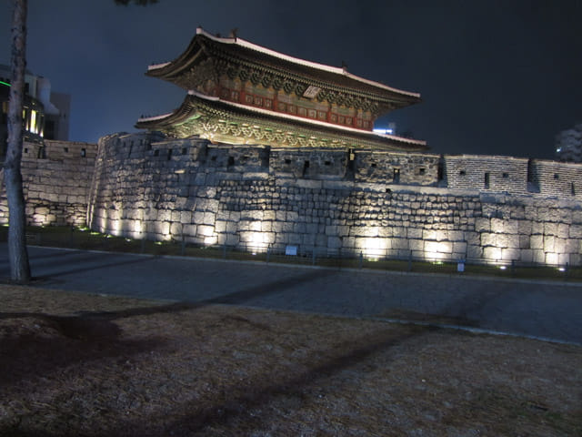 首爾城郭路駱山段終點站 東大門 (興仁之門)